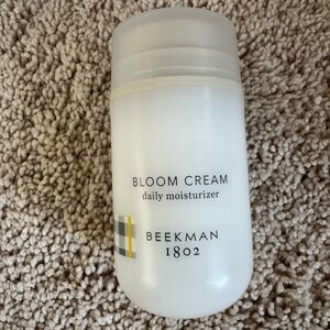 Beekman 1802 Bloom Cream Daily Moisturizer — White with Gray & Yellow Accents
